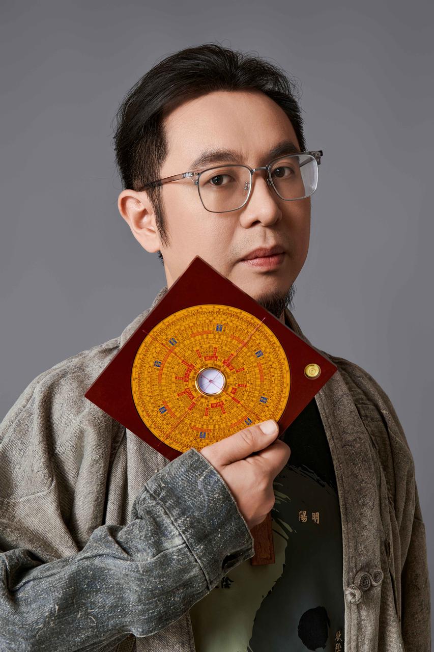 楓燧大師兄手持羅盤肖像